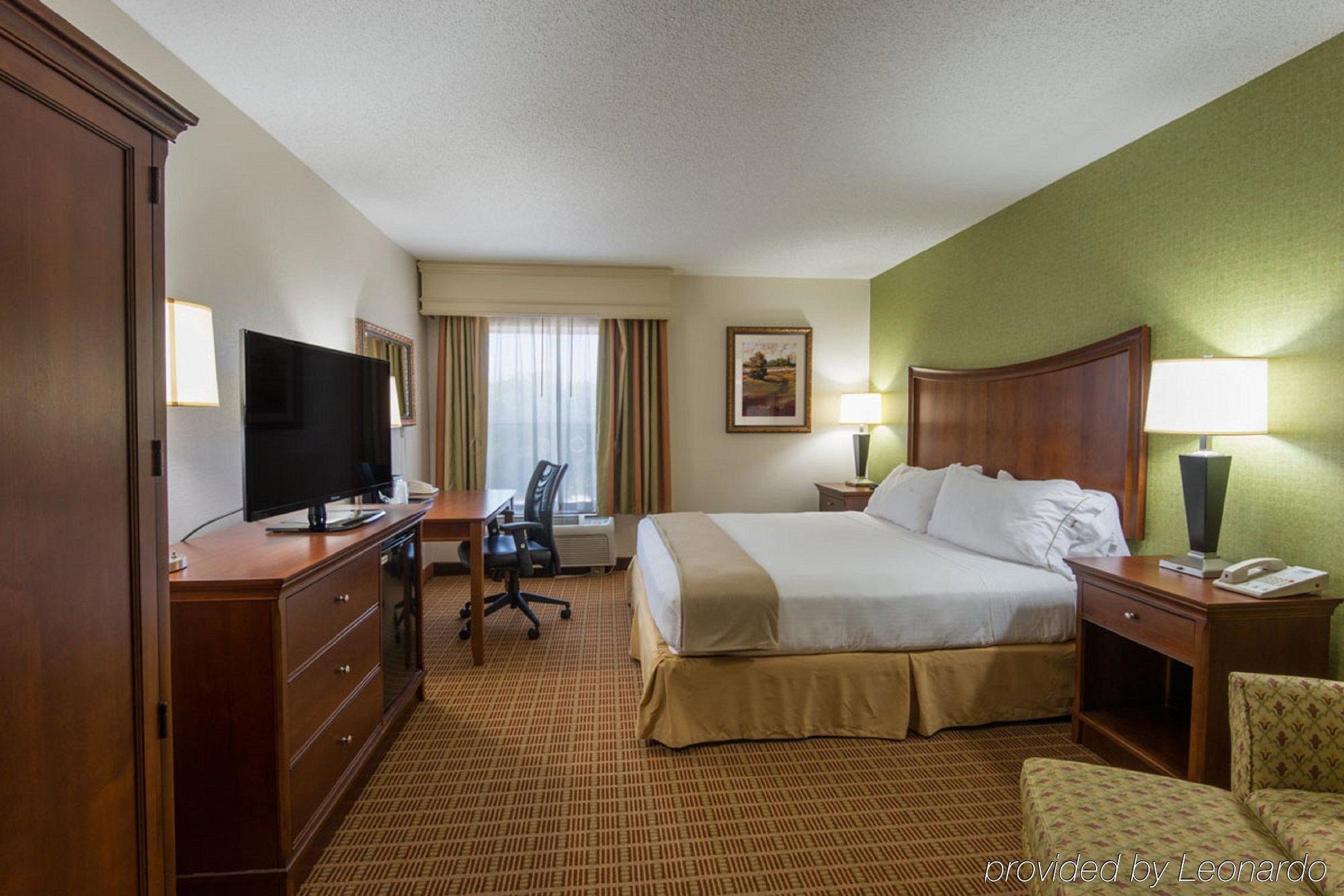 Holiday Express & Sw - Outlet Ctr Area By Ihg 2*