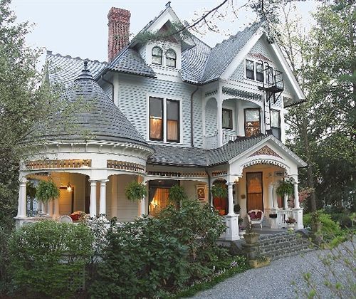 1899 Wright & Carriage House Bed & Breakfast