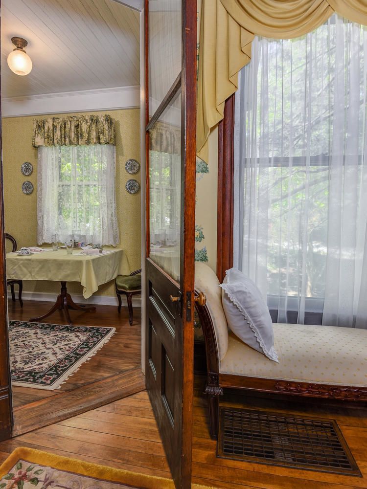 1899 Wright & Carriage House Bed & Breakfast