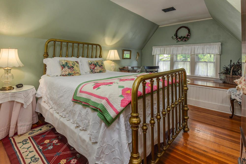 1899 Wright & Carriage House Bed & Breakfast