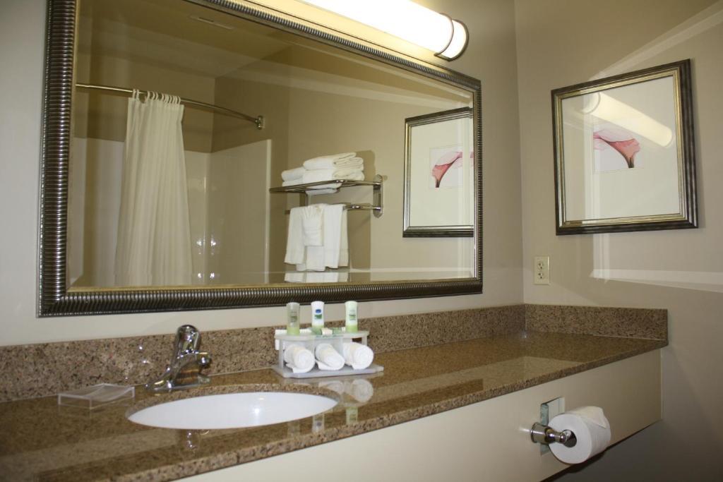 Country & By Radisson, At Outlet Mall, Nc 3*