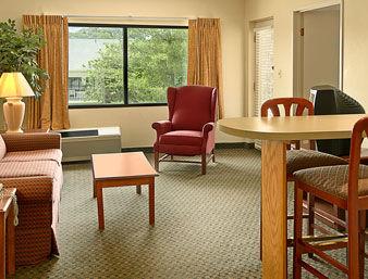 Ramada By Wyndham Southeast Hotel 2*