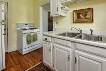 Bed & Breakfast 1899 Wright & Carriage House 3*