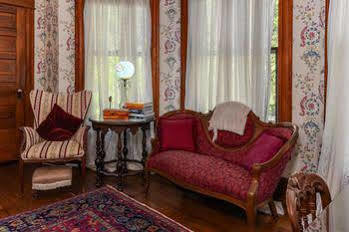 1899 Wright & Carriage House Bed & Breakfast