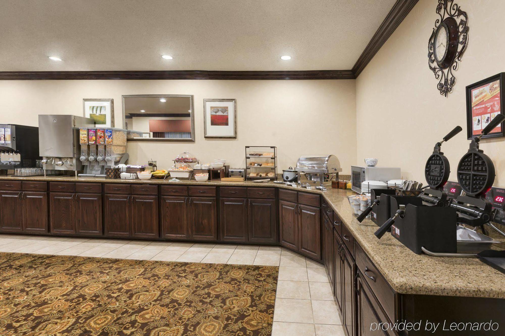 Hotel Country & By Radisson, At Outlet Mall, Nc 3*