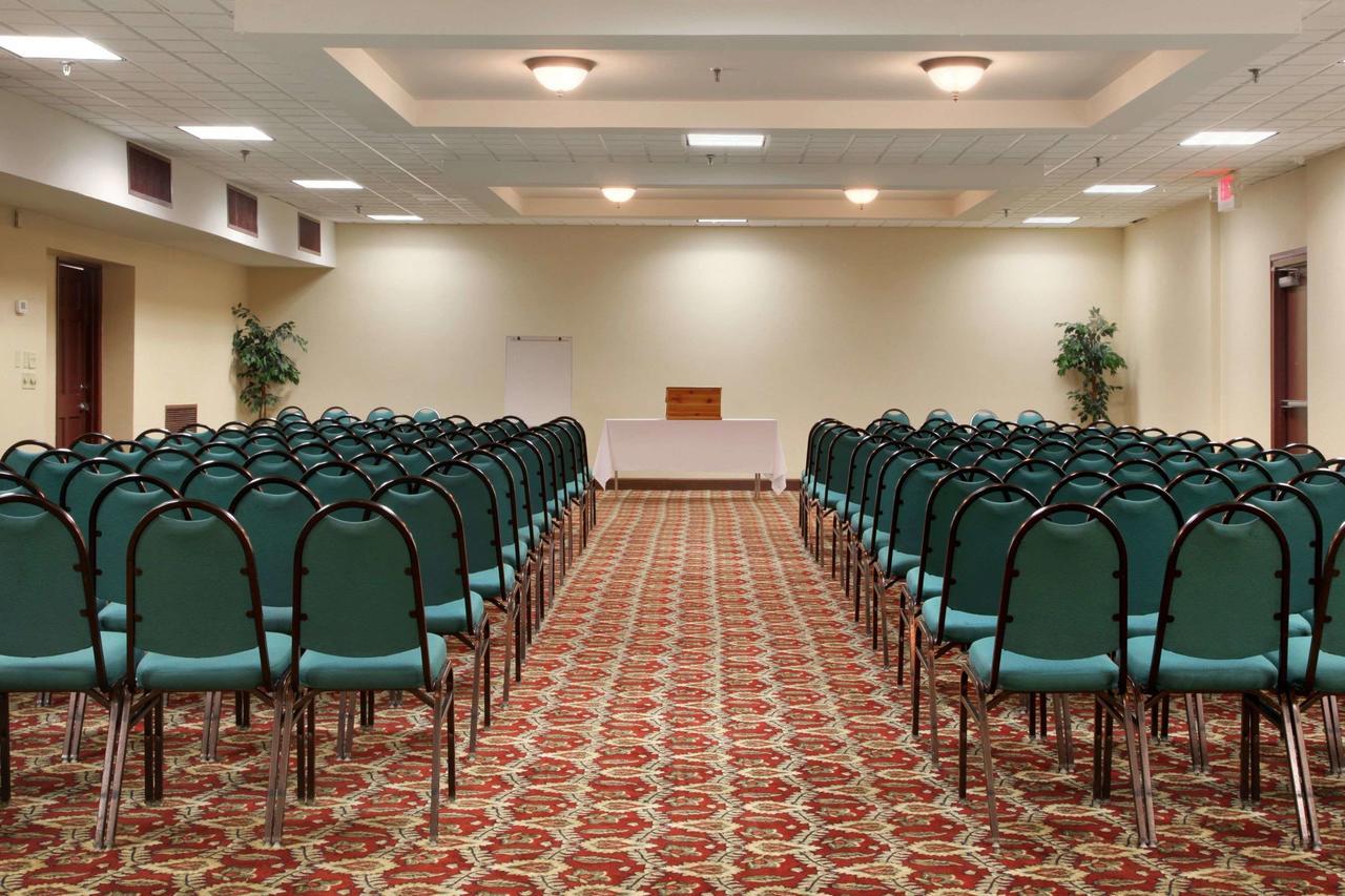 Ramada By Wyndham / Biltmore West Hotel 2*