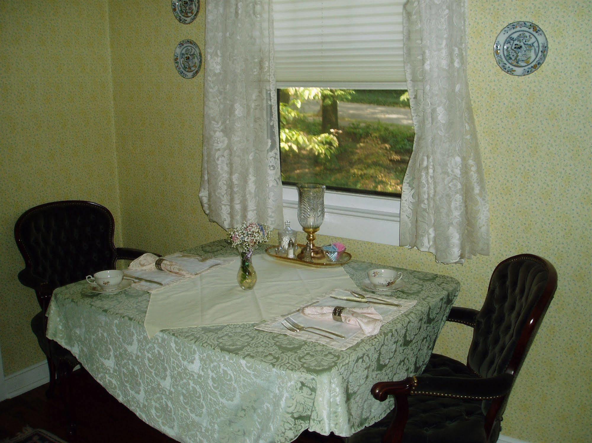 1899 Wright & Carriage House Bed & Breakfast 3*