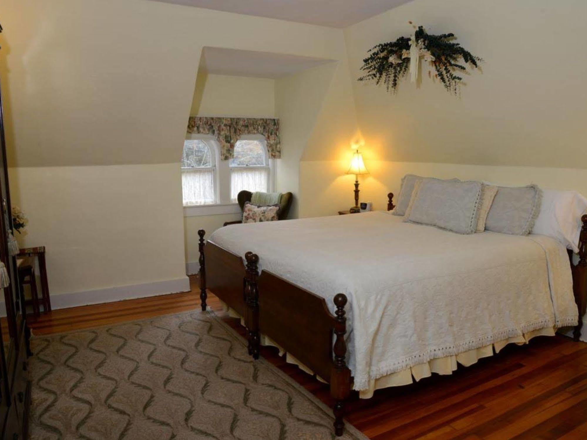 1899 Wright & Carriage House Bed & Breakfast