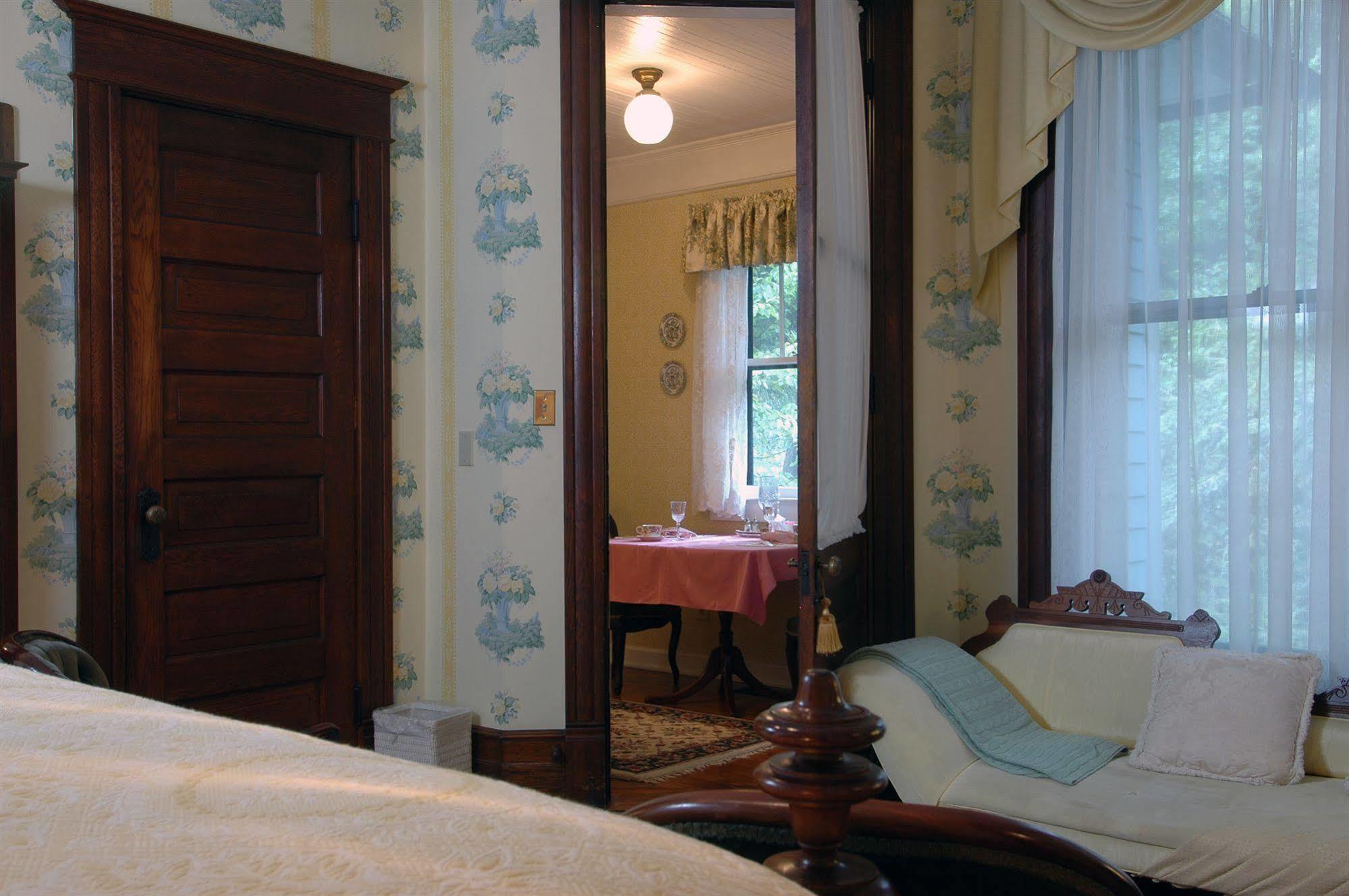 1899 Wright & Carriage House Bed & Breakfast Asheville