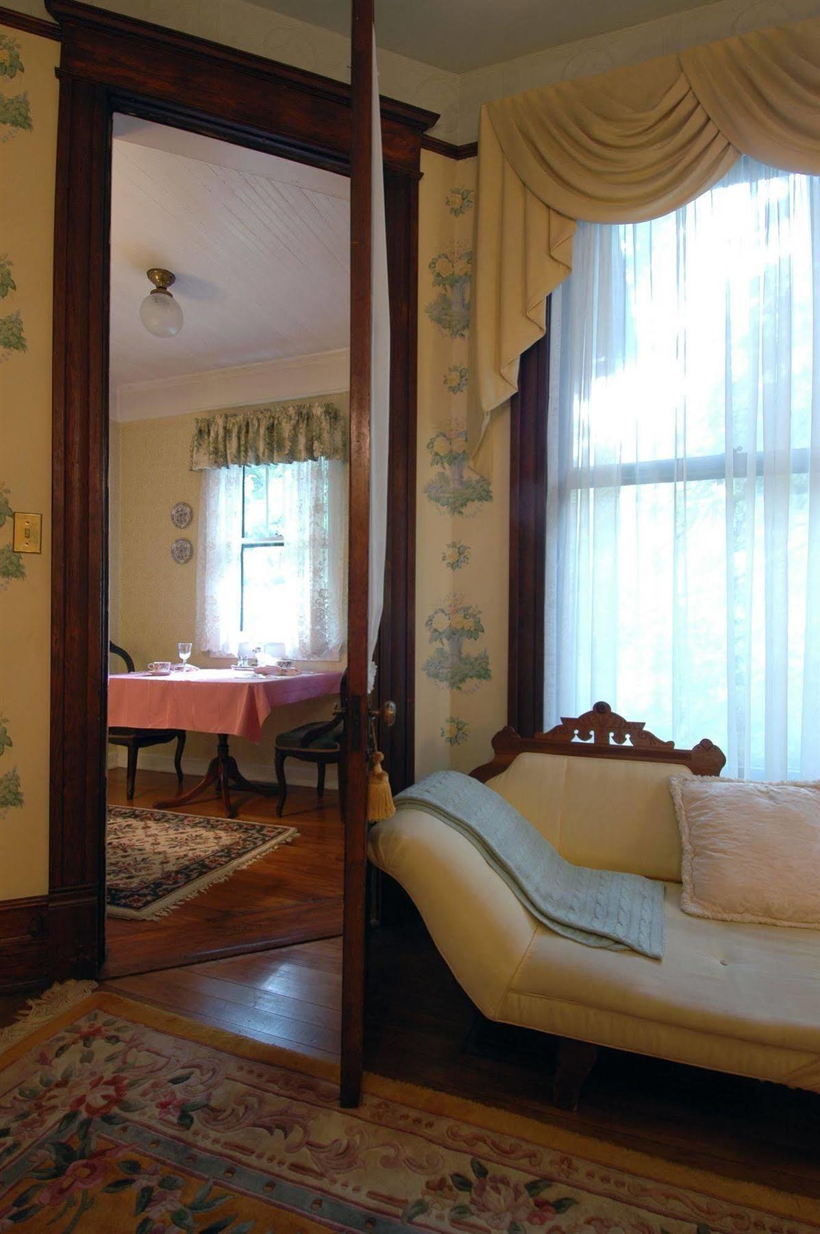 Bed & Breakfast 1899 Wright & Carriage House