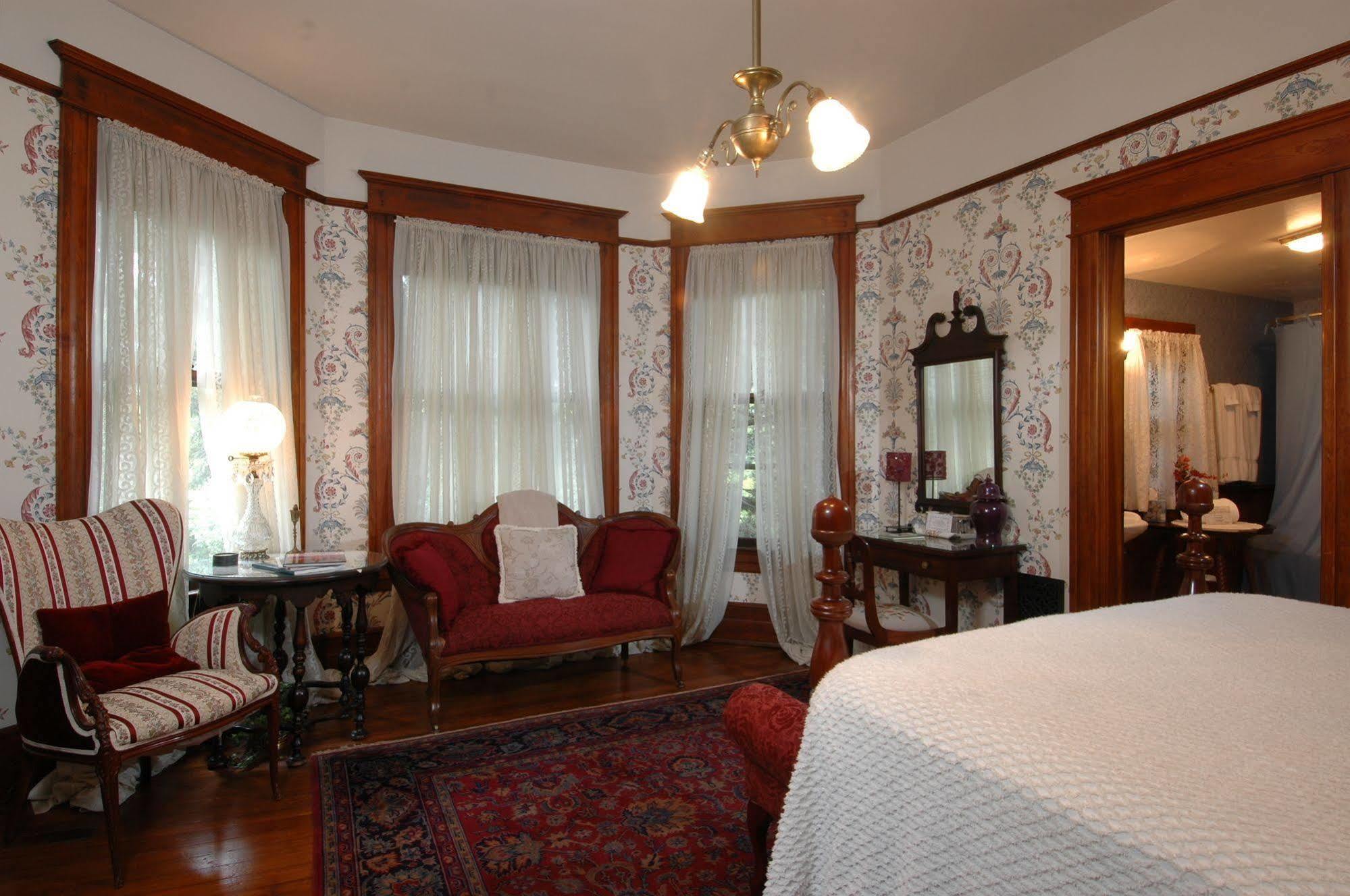 Bed & Breakfast 1899 Wright & Carriage House