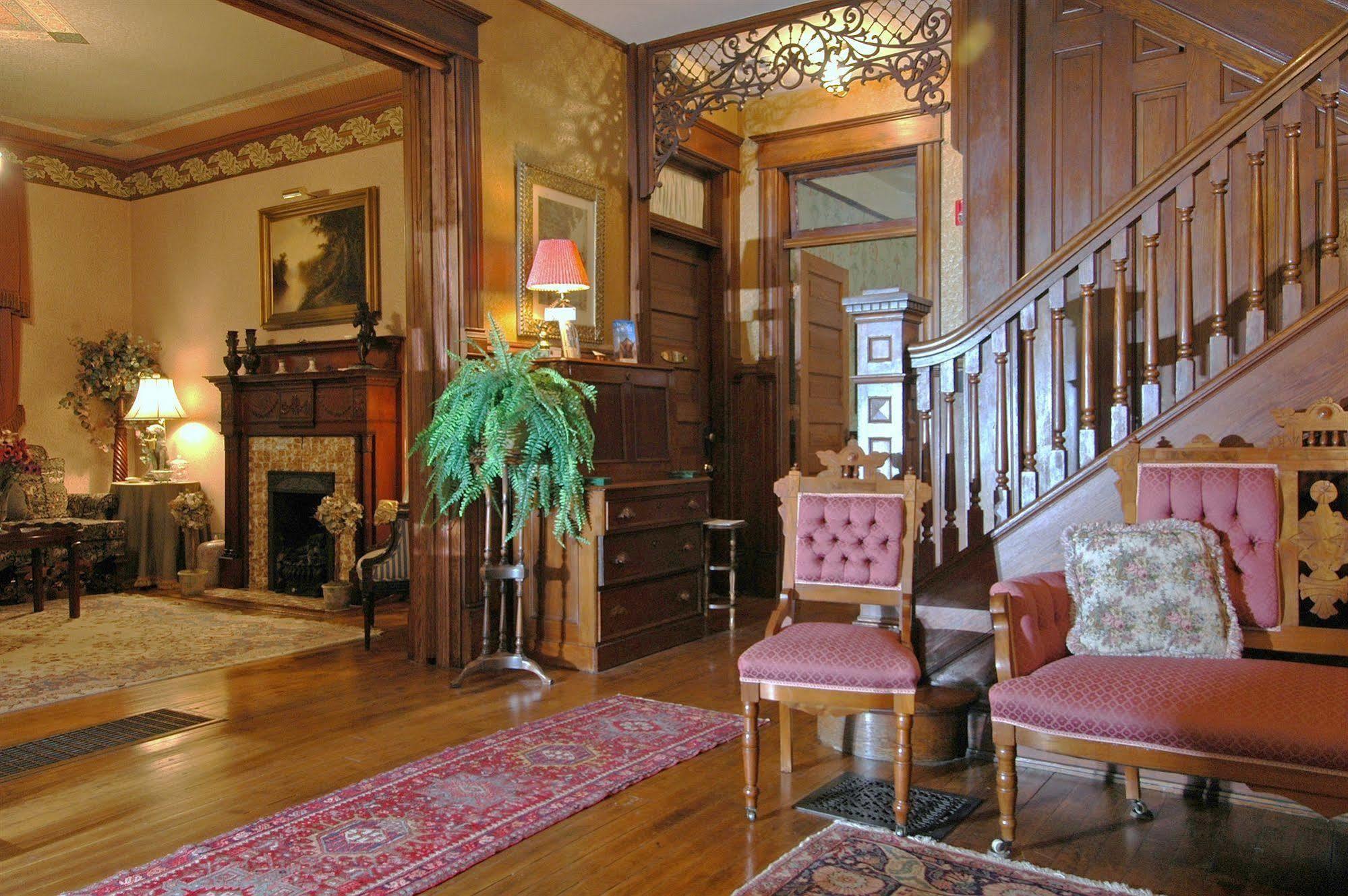 1899 Wright & Carriage House Bed & Breakfast Asheville