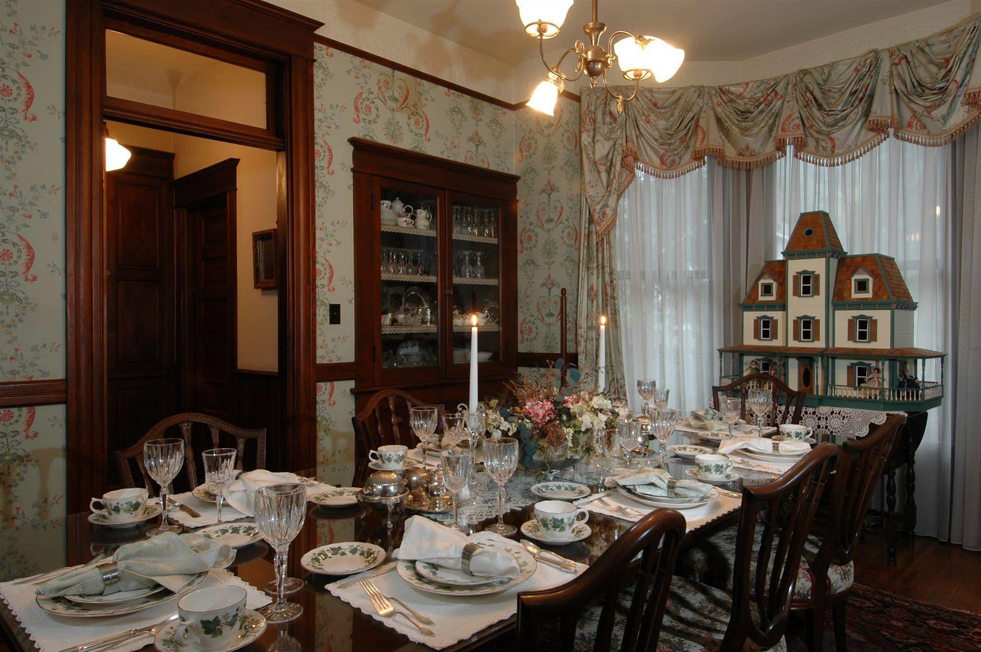 1899 Wright & Carriage House