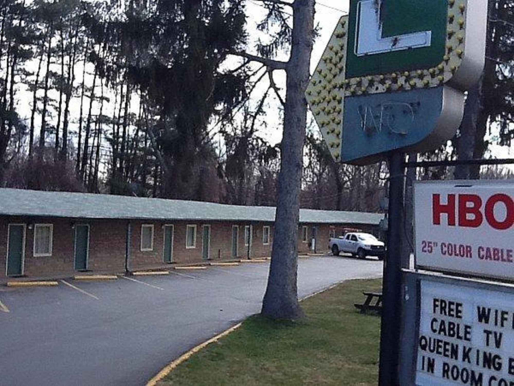 Whispering Pines - Motel