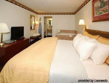 Hotel Days By Wyndham Asheville/mall