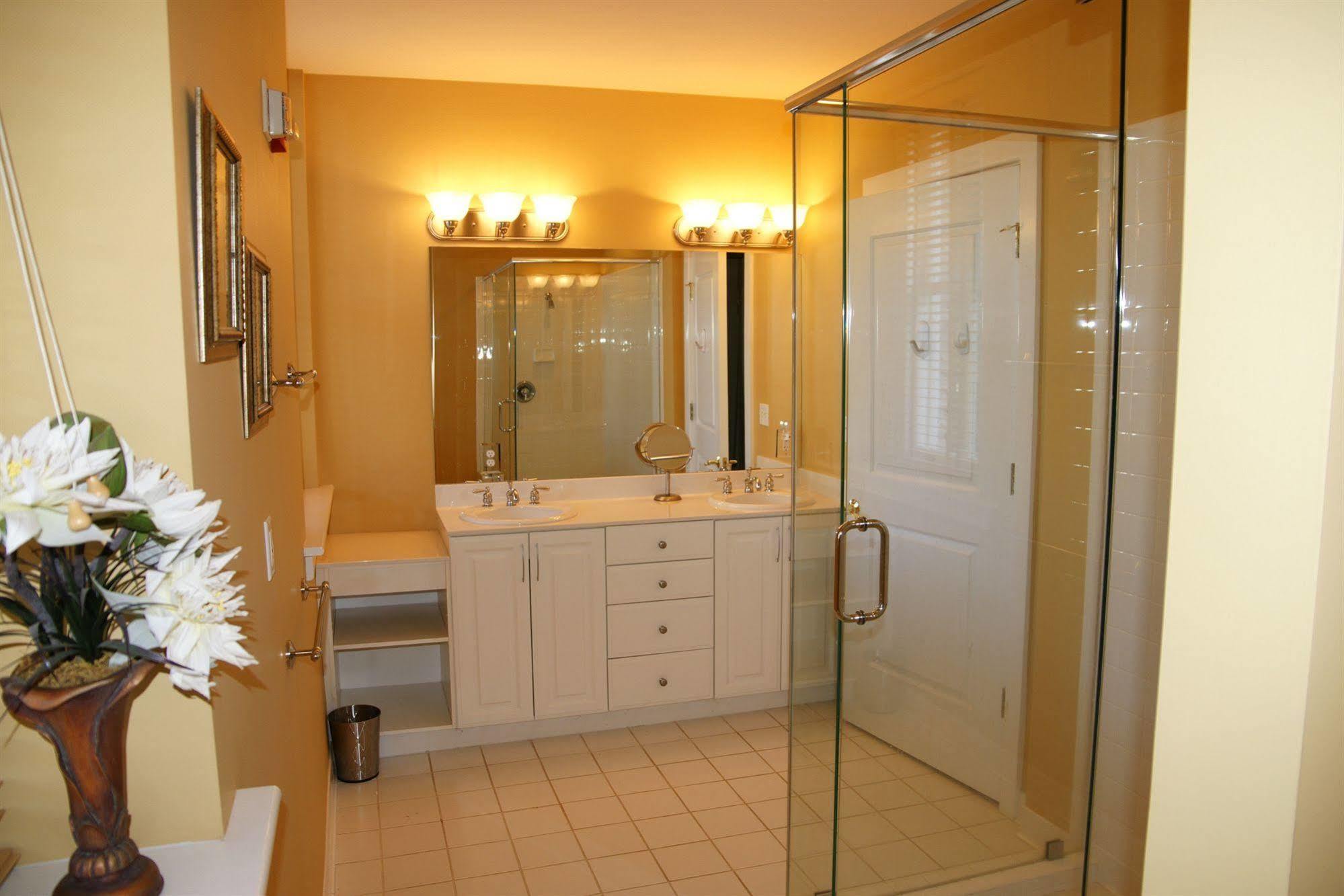 Posh, The Boutique At Biltmore Village 3*