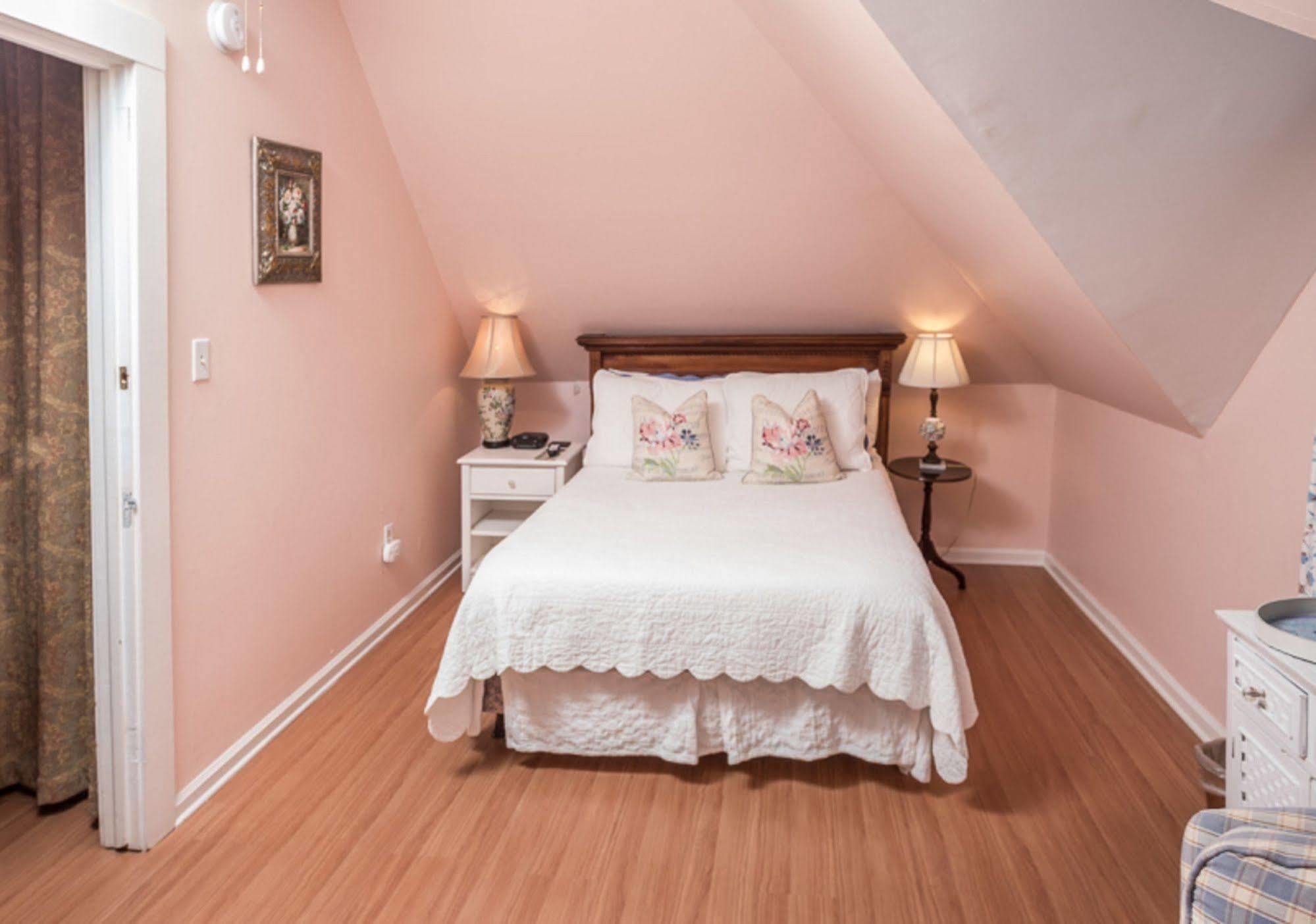 Bed & Breakfast Cedar Crest Asheville
