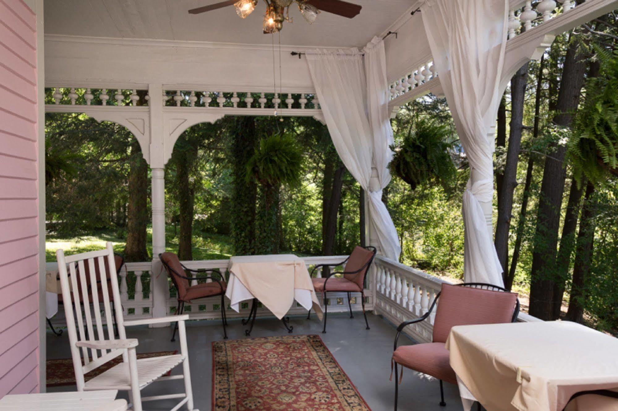 Bed & Breakfast Cedar Crest 3*