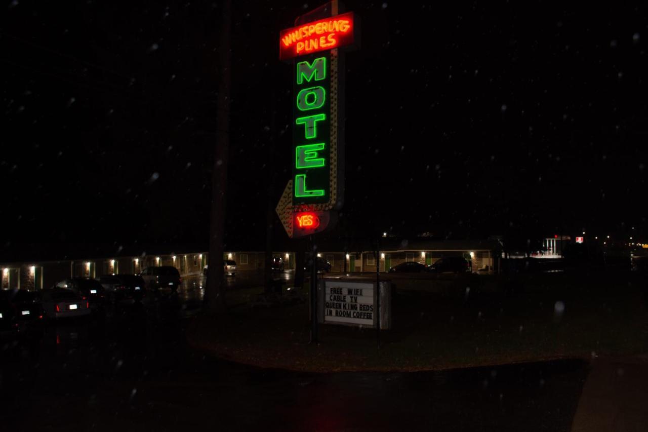 Whispering Pines - Motel