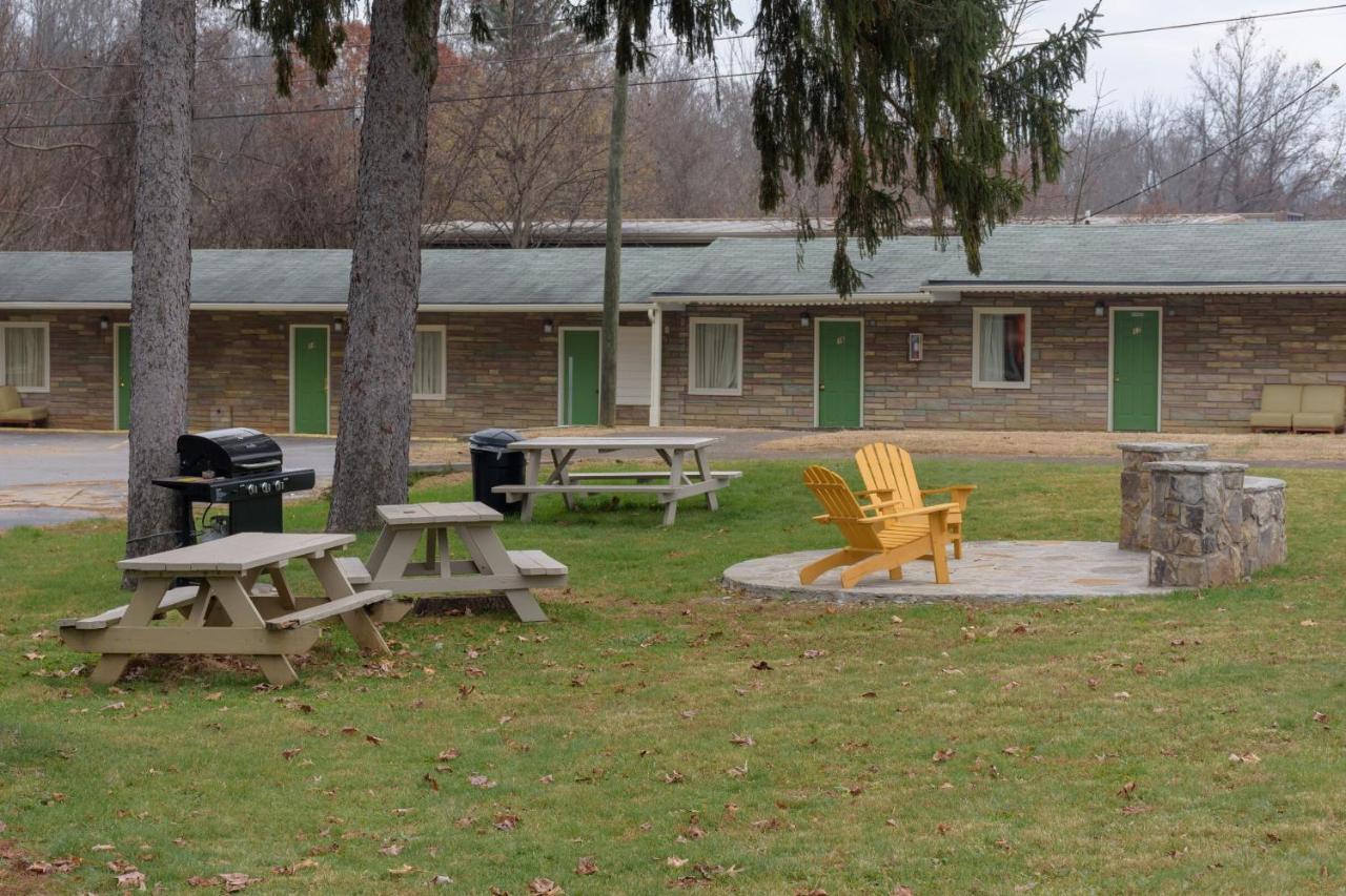 Whispering Pines - Motel