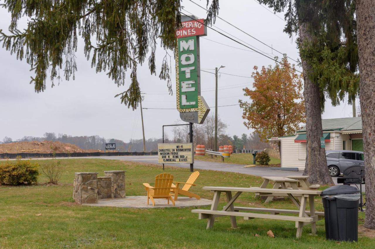 Whispering Pines - Motel