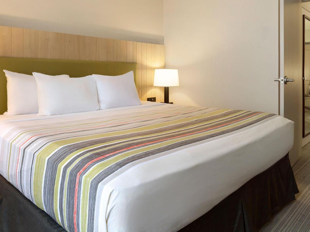 Country & By Radisson, At Outlet Mall, Nc 3*