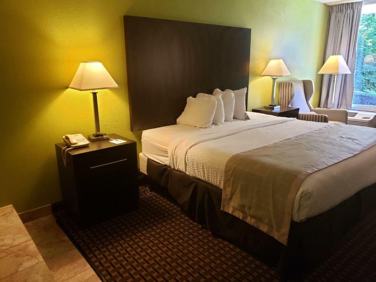 Days By Wyndham Asheville/mall 2*