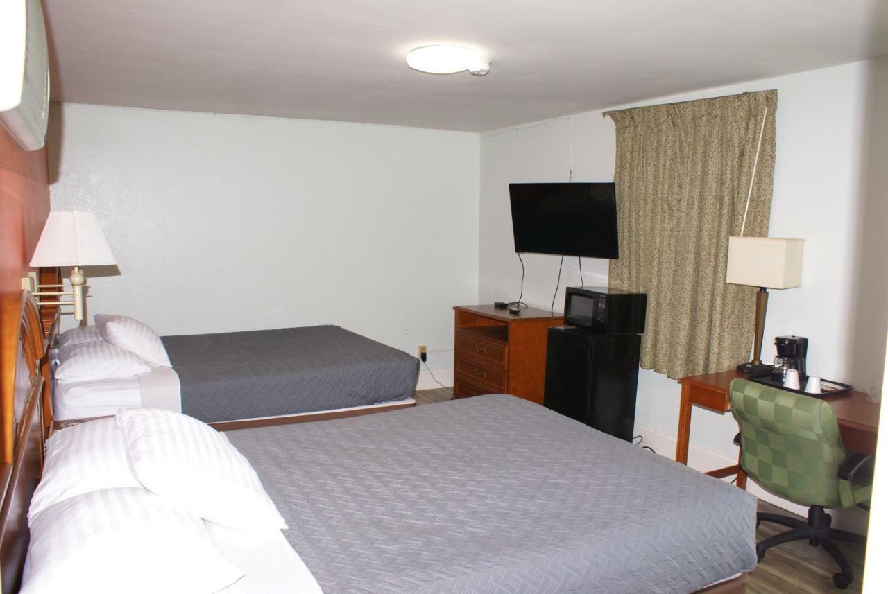 Whispering Pines - Motel