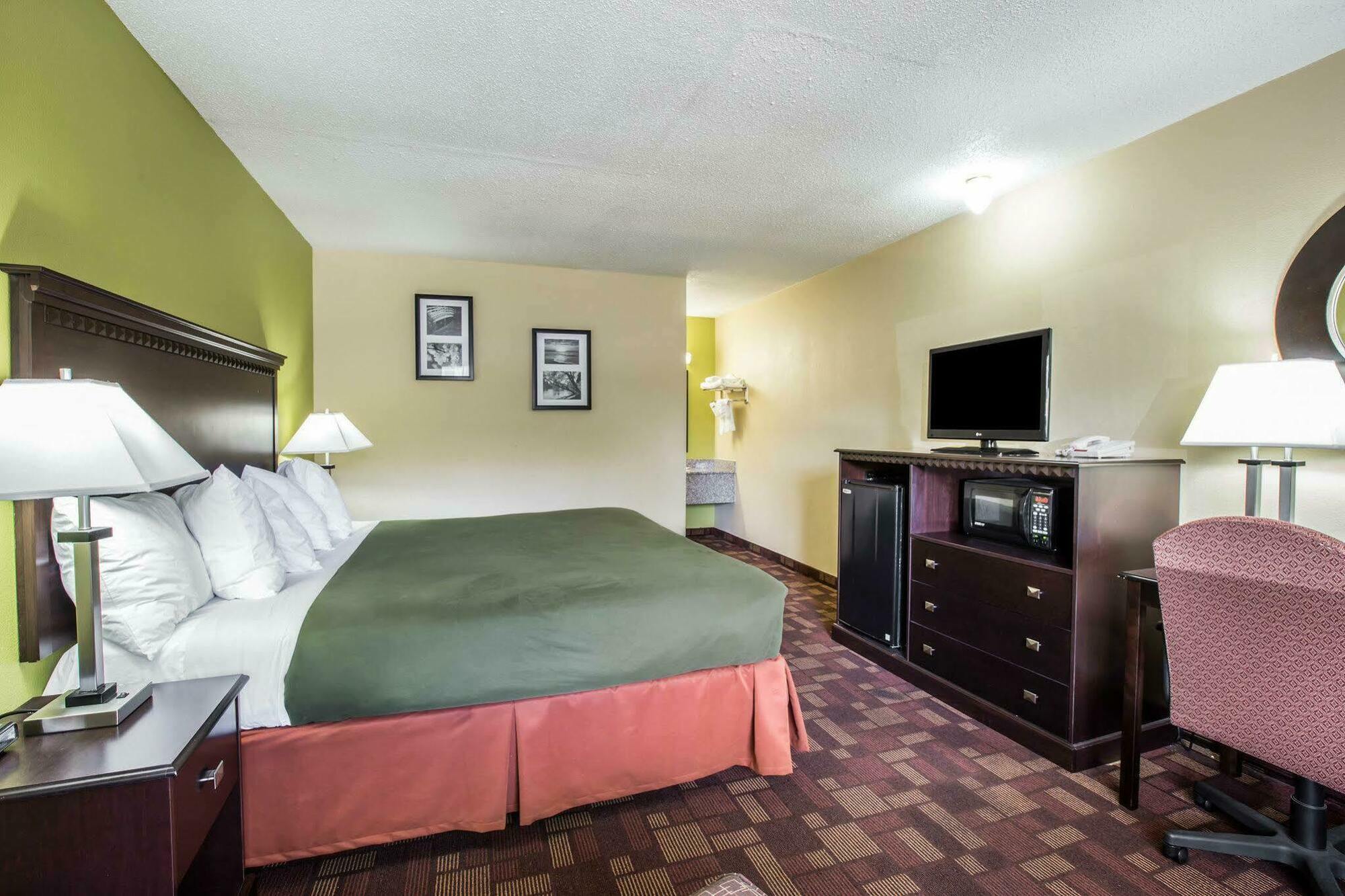 Lodge Econo Biltmore