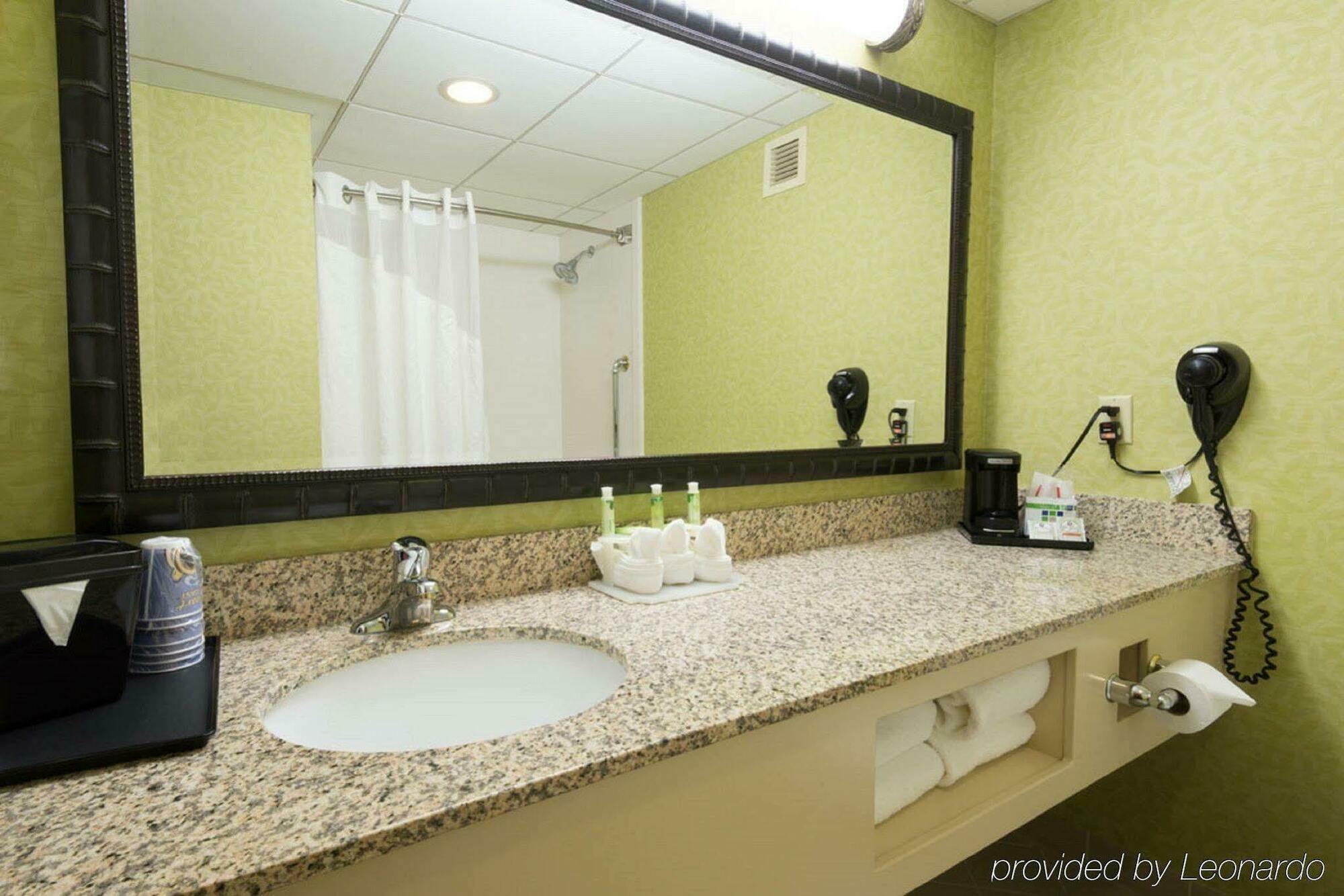 Holiday Express & Sw - Outlet Ctr Area By Ihg Hotel