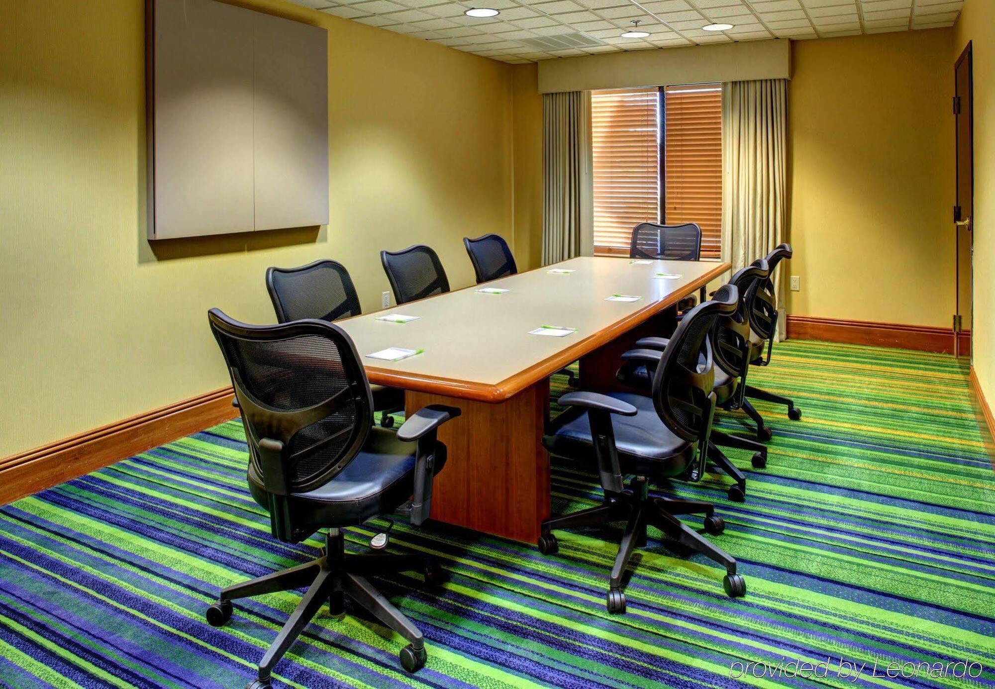Fairfield By Marriott & Outlets 3*