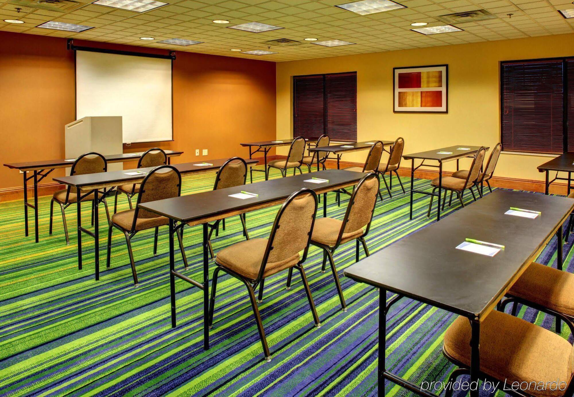 Fairfield By Marriott & Outlets 3*