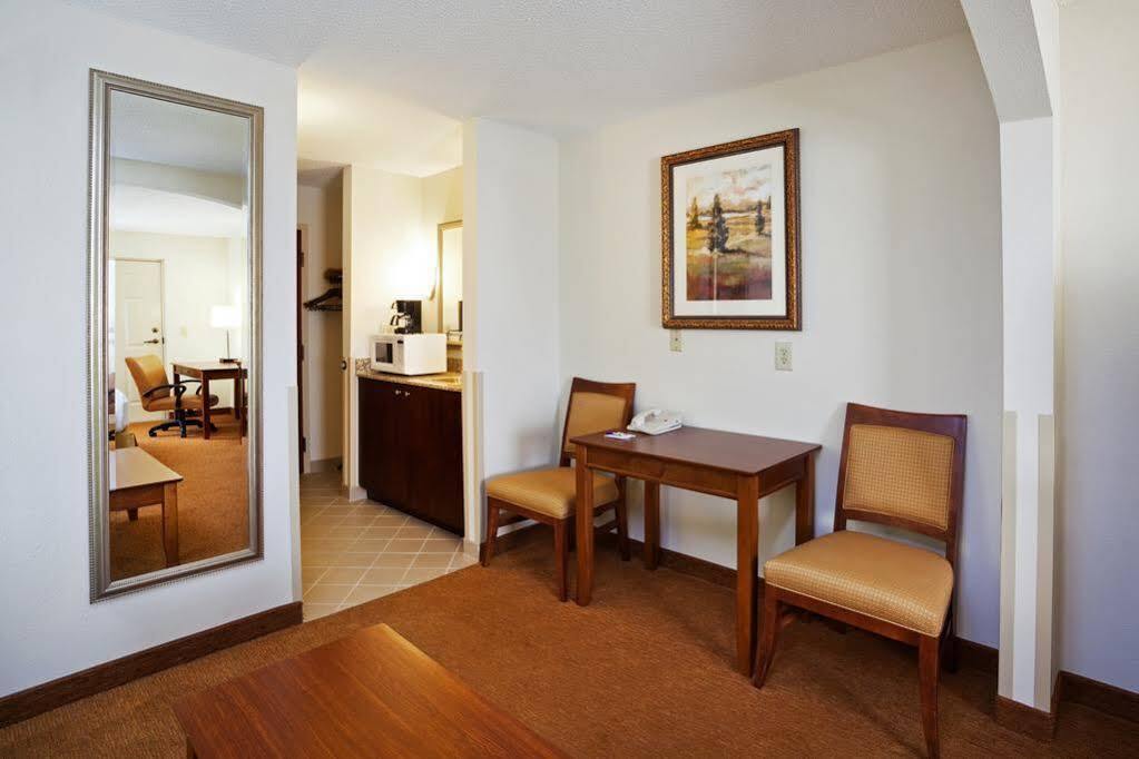 Holiday Express & Sw - Outlet Ctr Area By Ihg