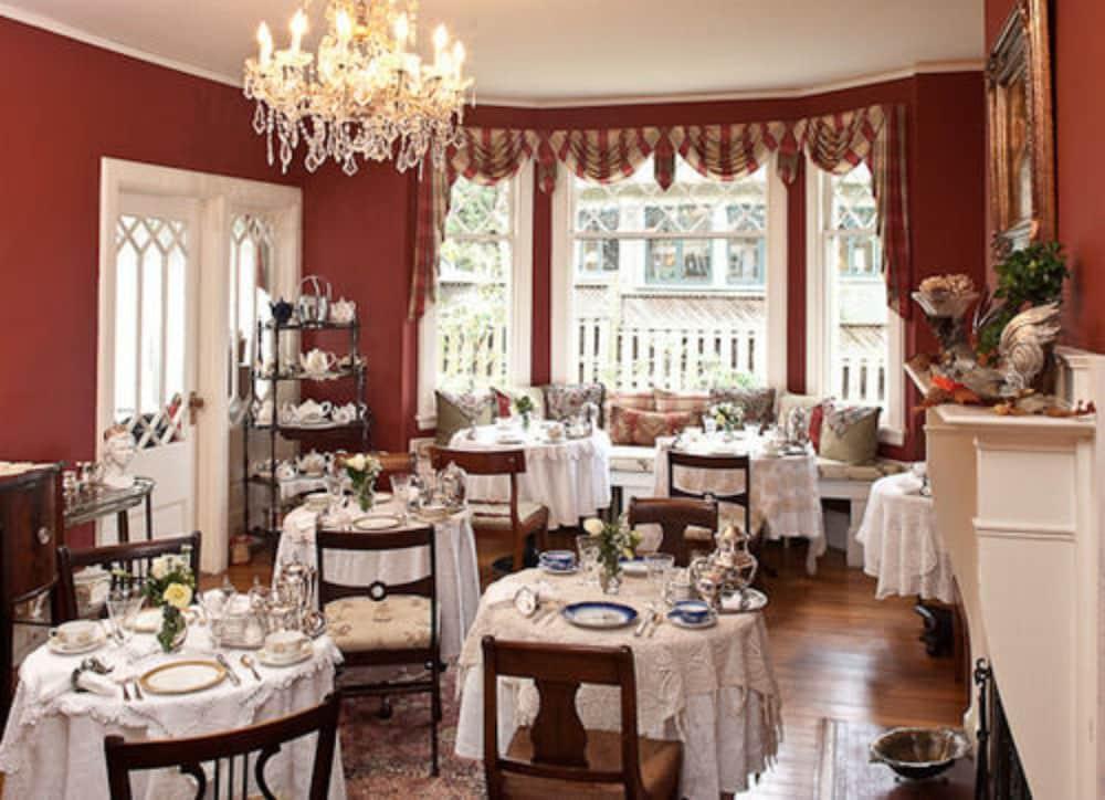 Black Walnut B&B Inn Bed & Breakfast 4*