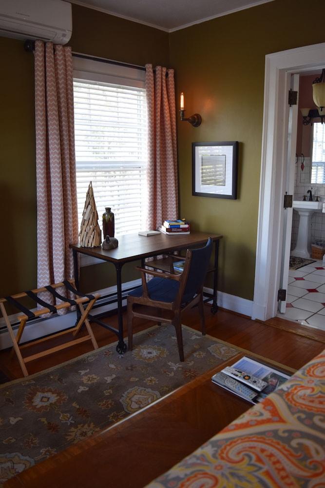 Bed & Breakfast The Applewood Manor 4*