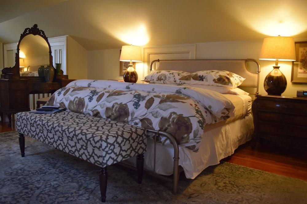 The Applewood Manor