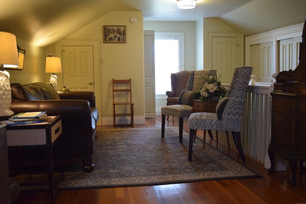 The Applewood Manor Bed & Breakfast 4*