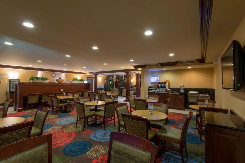 Holiday Express & Sw - Outlet Ctr Area By Ihg Hotel