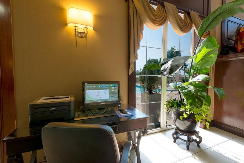 Holiday Express & Sw - Outlet Ctr Area By Ihg Asheville