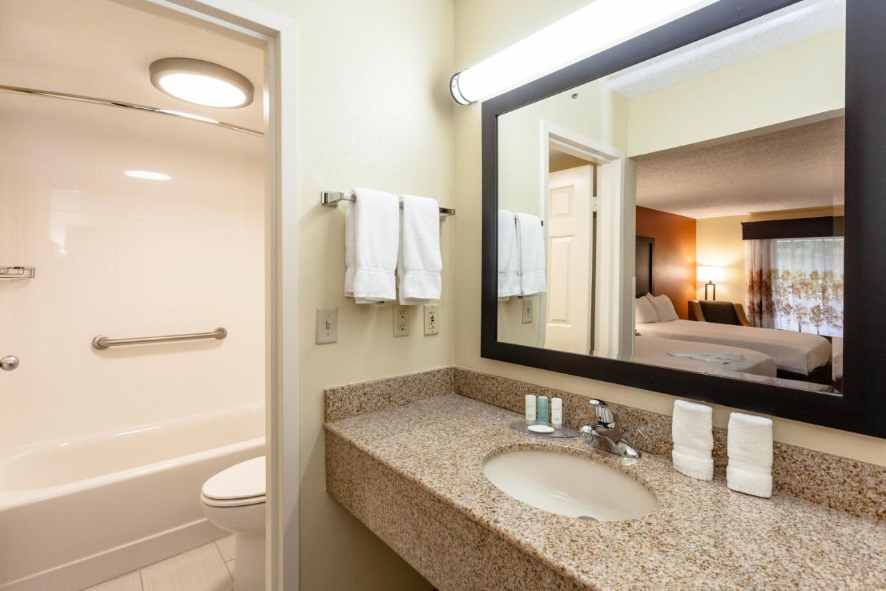 Inn Clarion Biltmore Village 2*