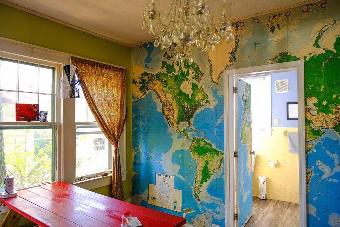 Bon Paul & Sharky's Hostel *