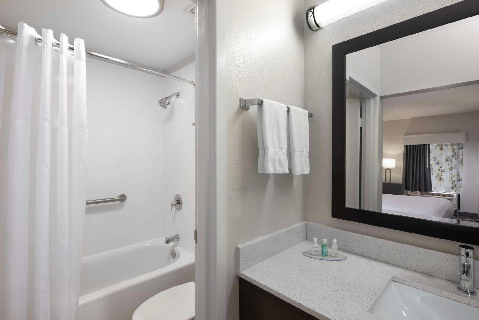 Clarion Biltmore Village 2*