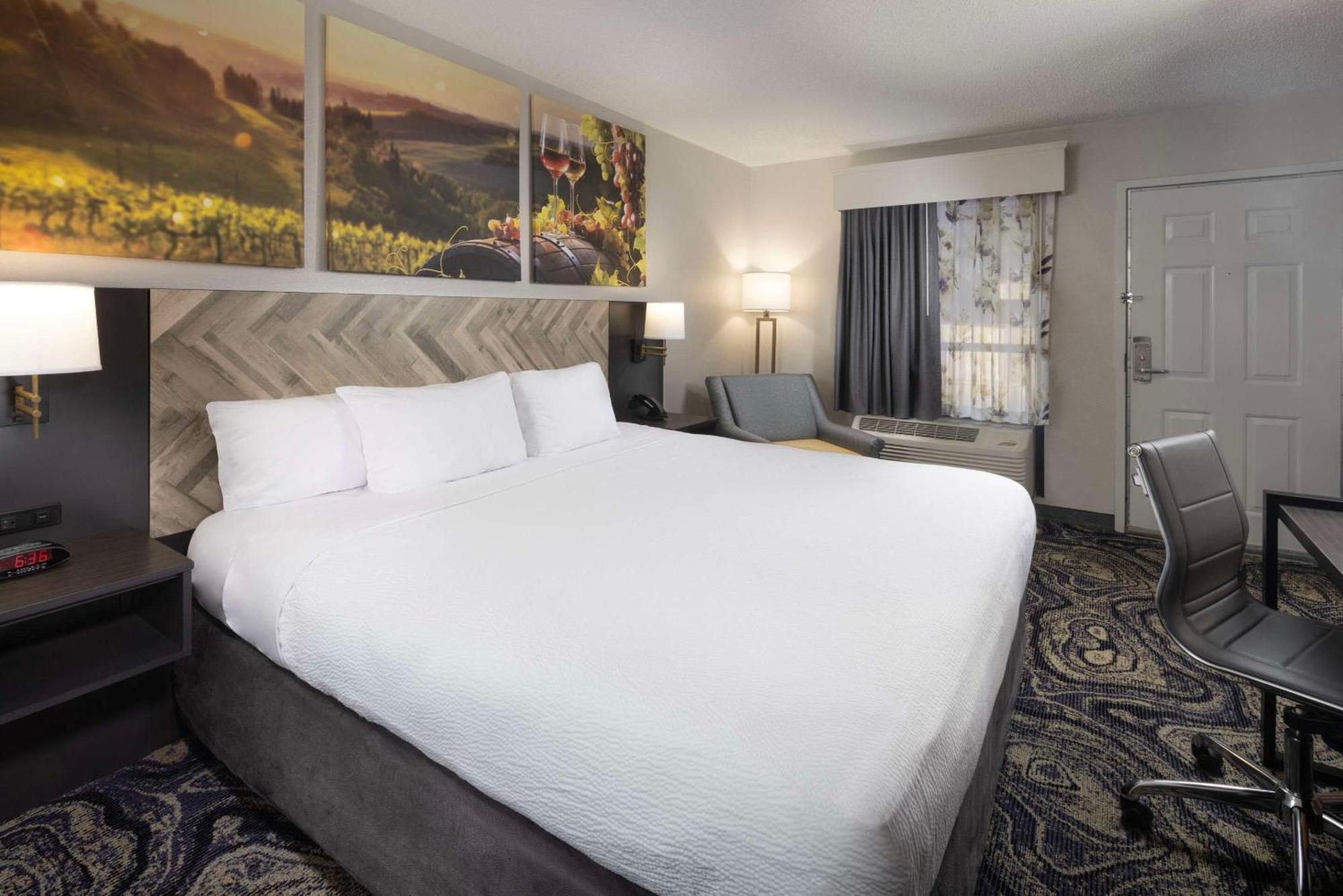 Inn Clarion Biltmore Village 2*