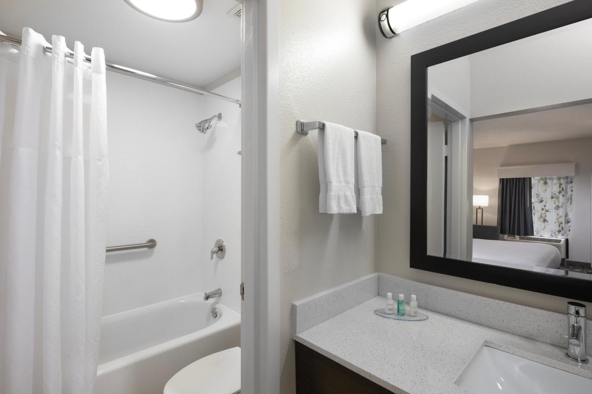 Clarion Biltmore Village Inn 2*