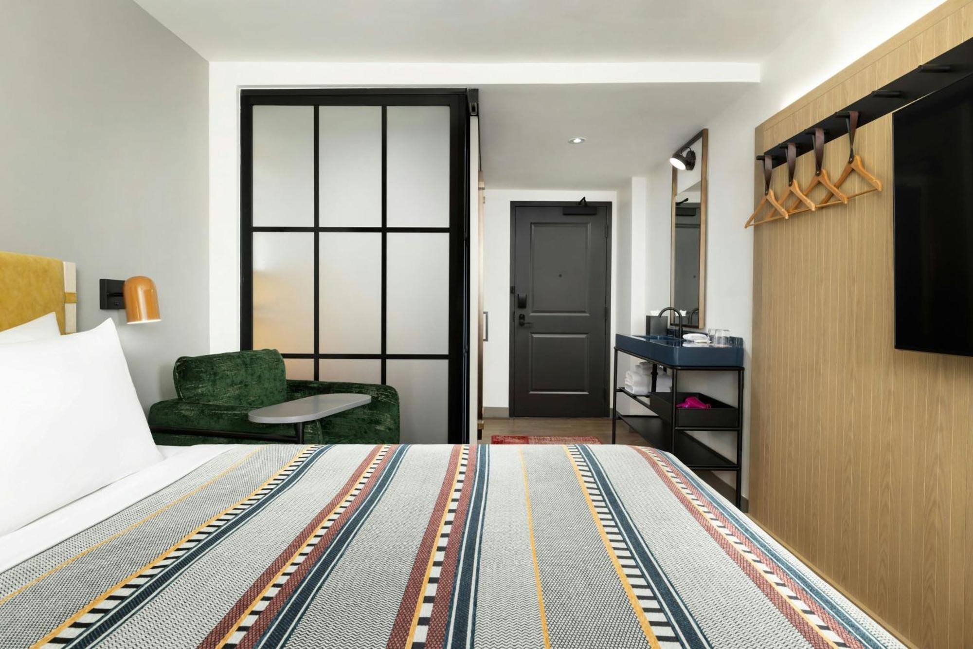Moxy Hotel 2*