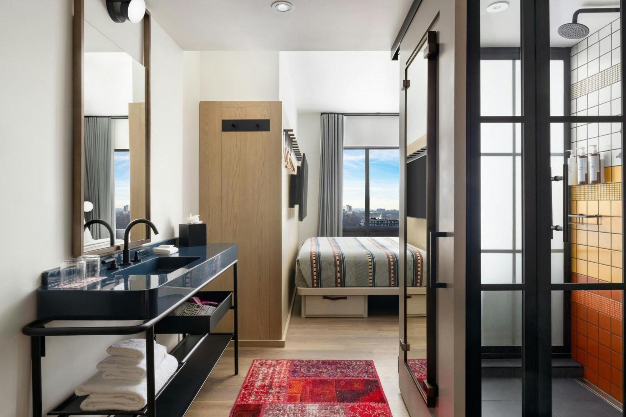Moxy Hotel 2*