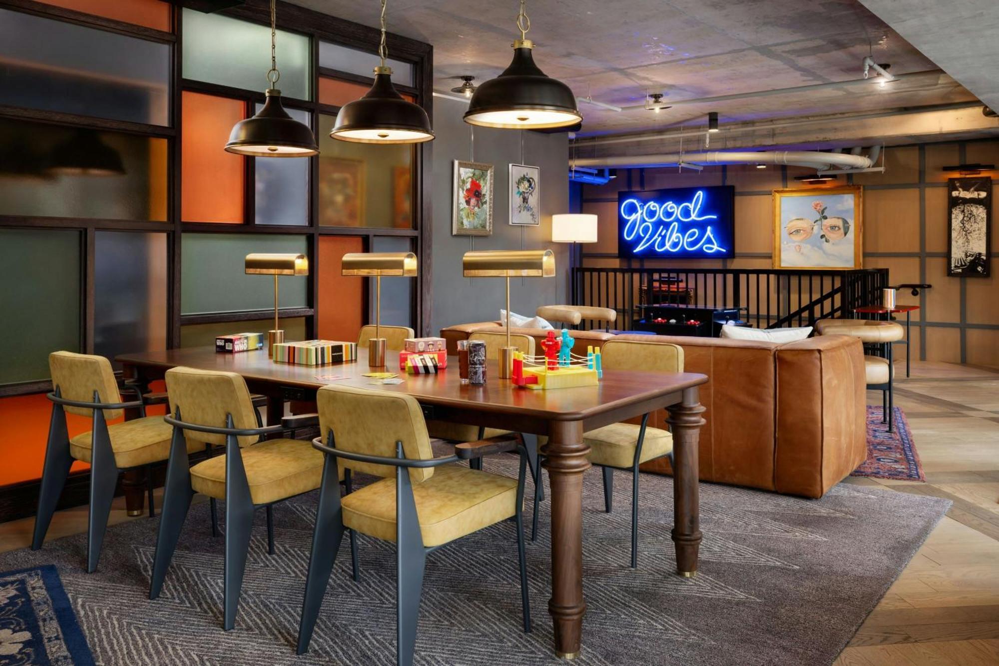Moxy Hotel 2*