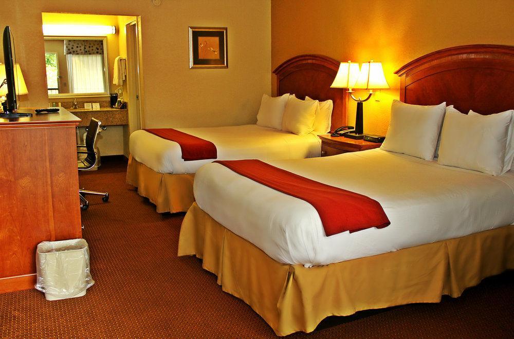 Clarion Biltmore Village Inn 2*