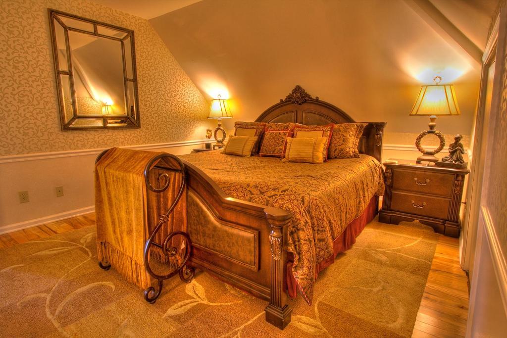 Biltmore Village Inn B&B Bed & Breakfast